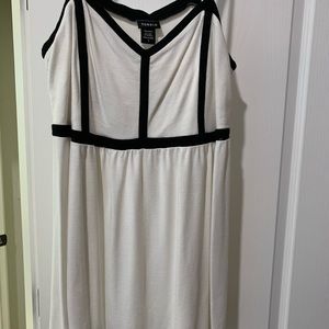 Torrid size 3 white with black outline top.